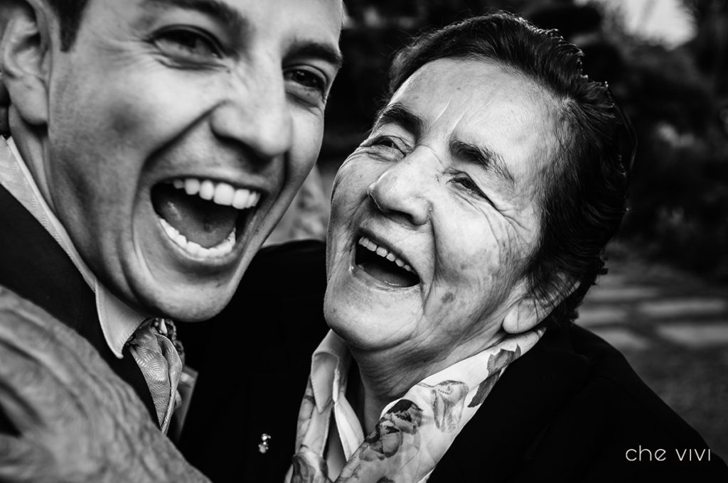 Novio sonriente junto a su abuela. Foto en blanco y negro