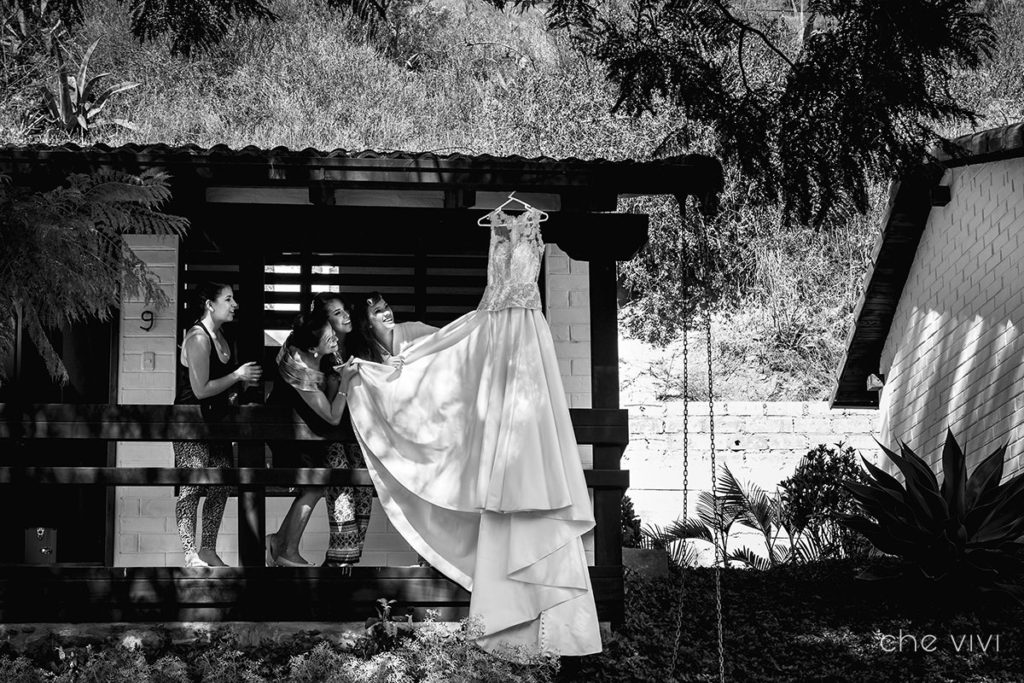 Novia junto a sus hermanas viendo el vestido de novia
