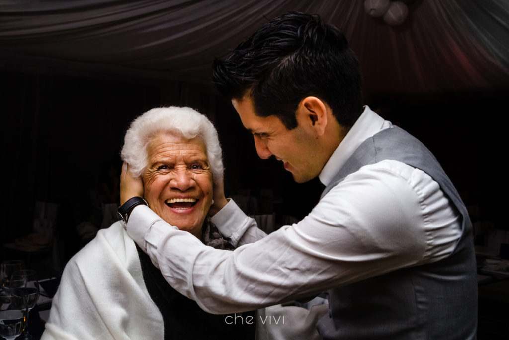 Abuelita junto a su nieto en boda hostería totoral