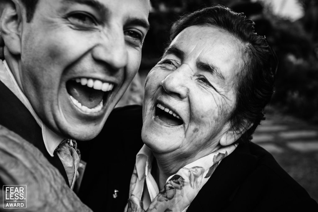 fearless award wedding photos Novio sonriente junto a su abuela. Foto en blanco y negro