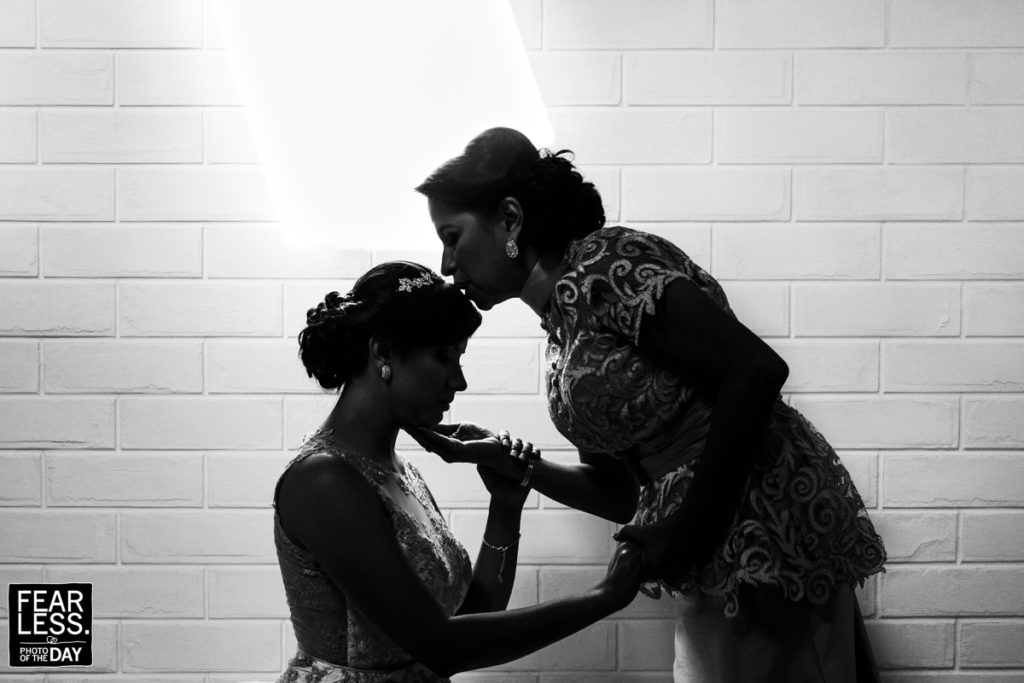 fearless wedding photos. Silueta de Novia reciebiendo beso de su madre. Foto en blanco y negro