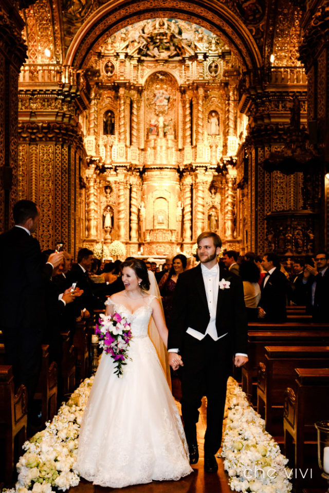 Novia y novio caminado en la Iglesa de la Compania Quito