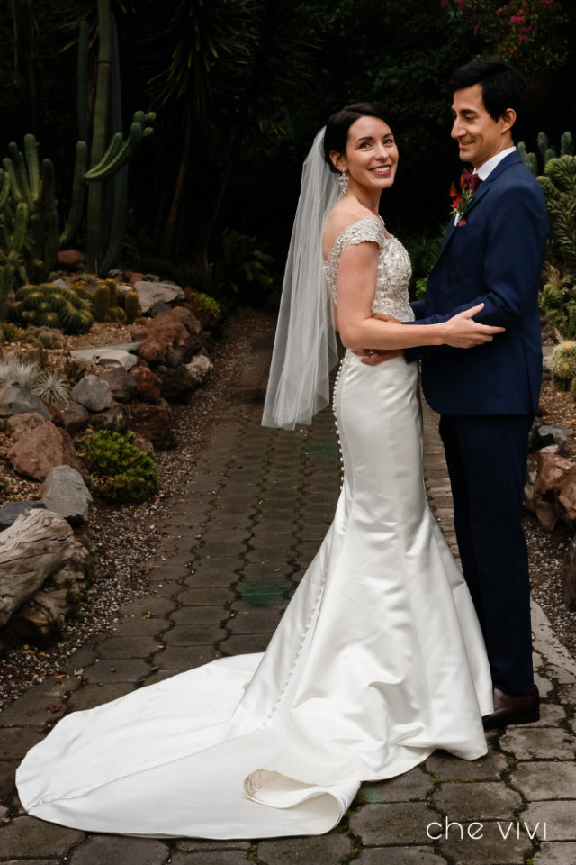 Pareja de novios en jardín botánico Quito