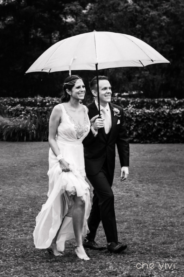 Pareja caminando con una sombrilla blanca