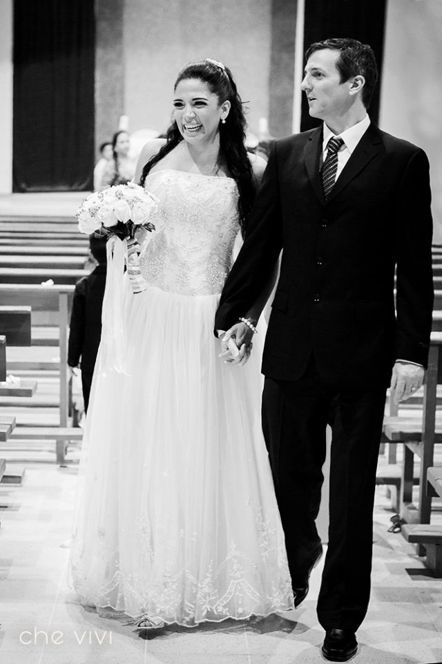Recien casados caminado por la iglesia