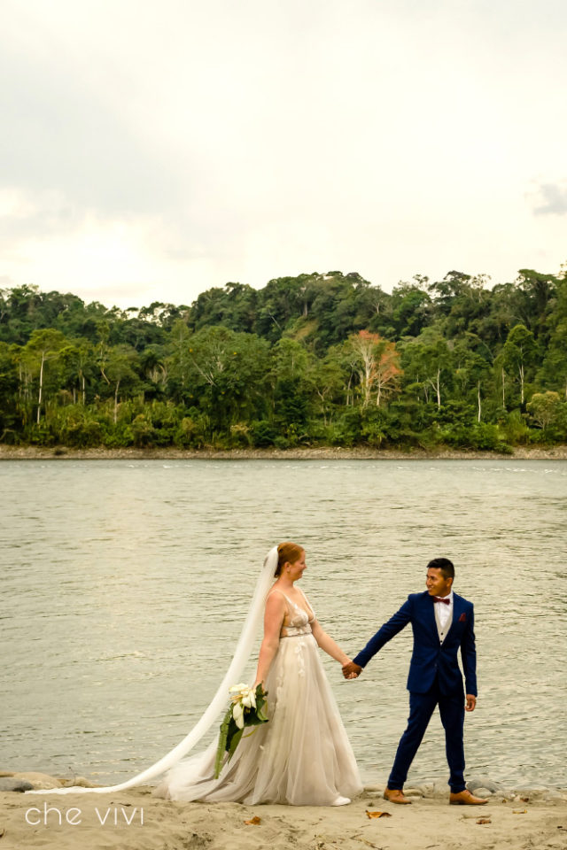 Pareja camina cerca del rio