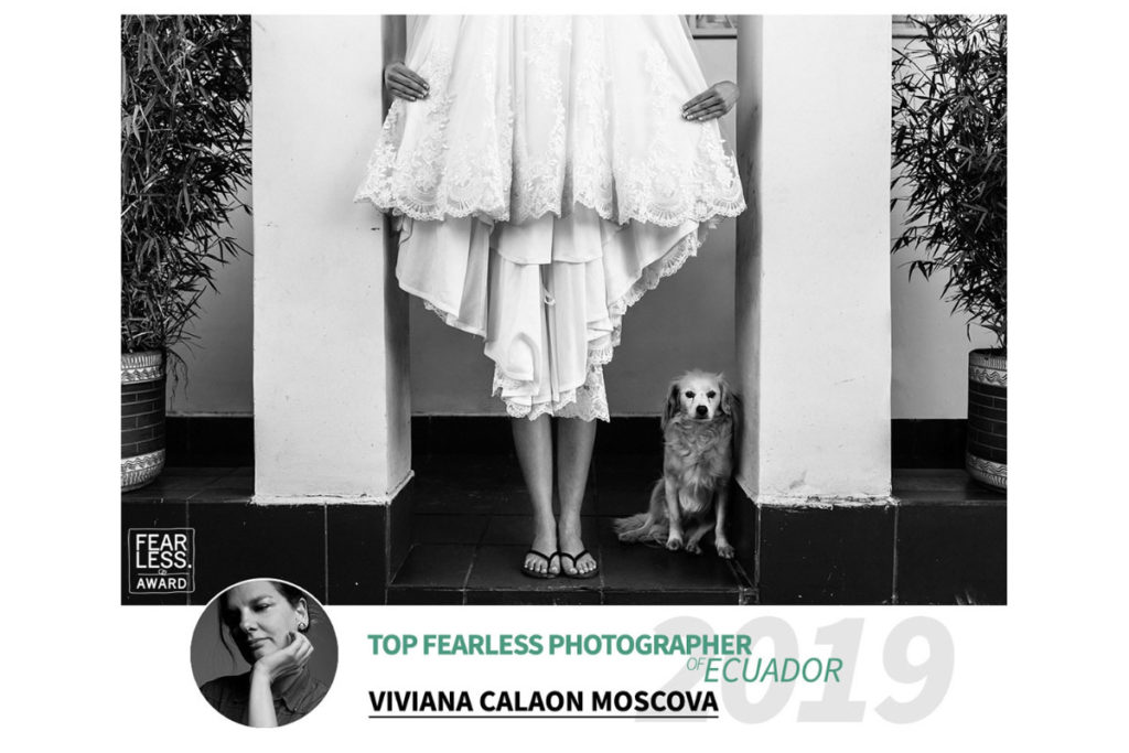 Fearless award wedding photos. Vestido de novia junto a su perro enmarcados en columnas. Foto en blanco y negro