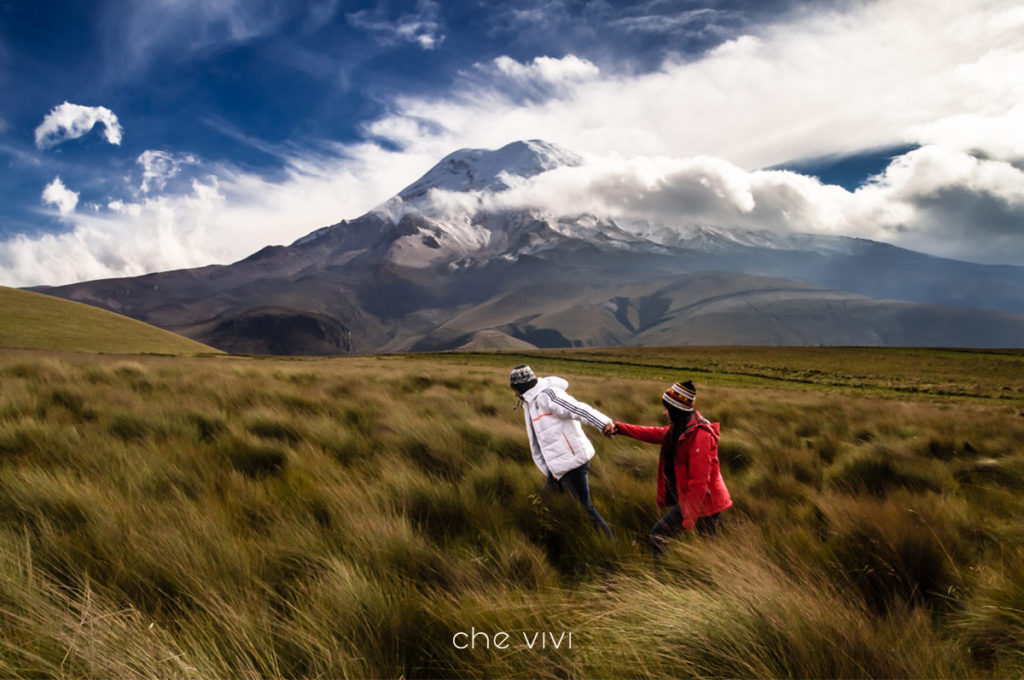 Pareja caminado con el Chimborazo de fondo-Ecuador CHE-VIVI