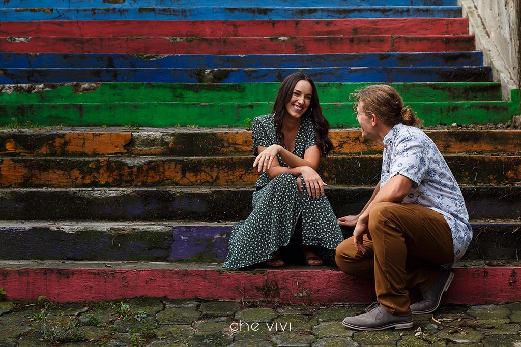 Pareja riendo en escalinata de colores Guapulo Quito Ecuador