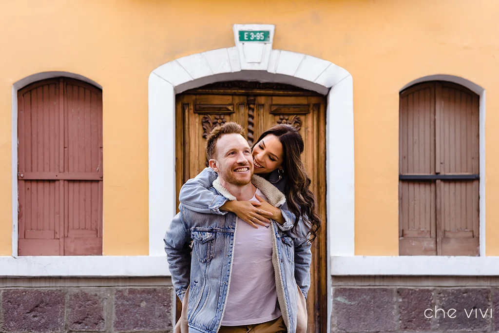 Pareja divirtiéndose en barrio San Marcos Quito