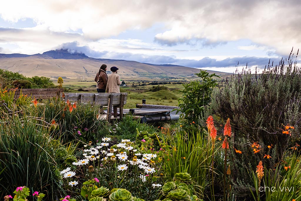 Pareja lgbtiq mirando el paisaje secret garden cotopaxi Ecuador