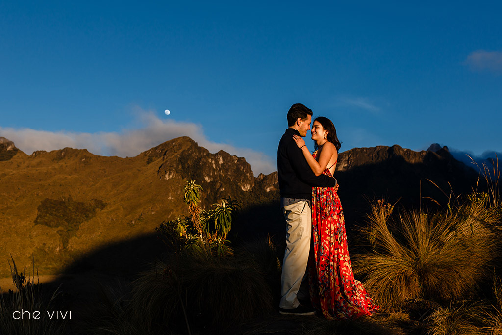 Romántica pareja en montaña con luna Mojanda preboda Ecuador