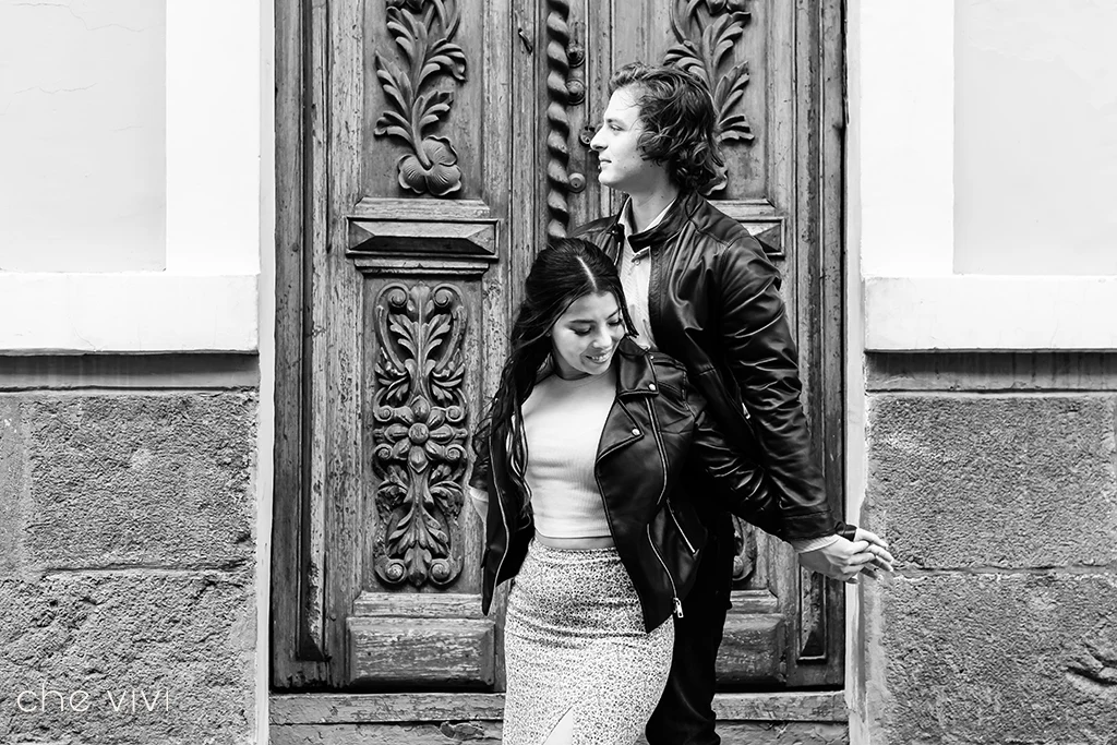 Pareja con chompa de cuero en centro histórico de Quito