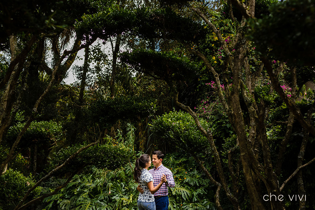 Couple on engagement session Guapulo Park Quito