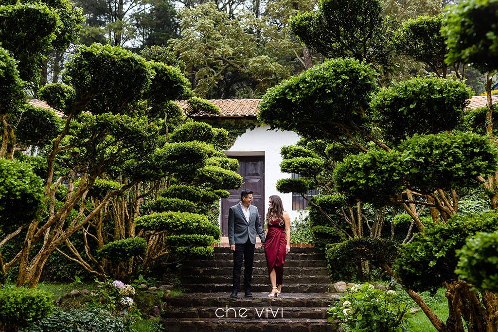 Couple walking down stairs Guapulo Park Quito engagement