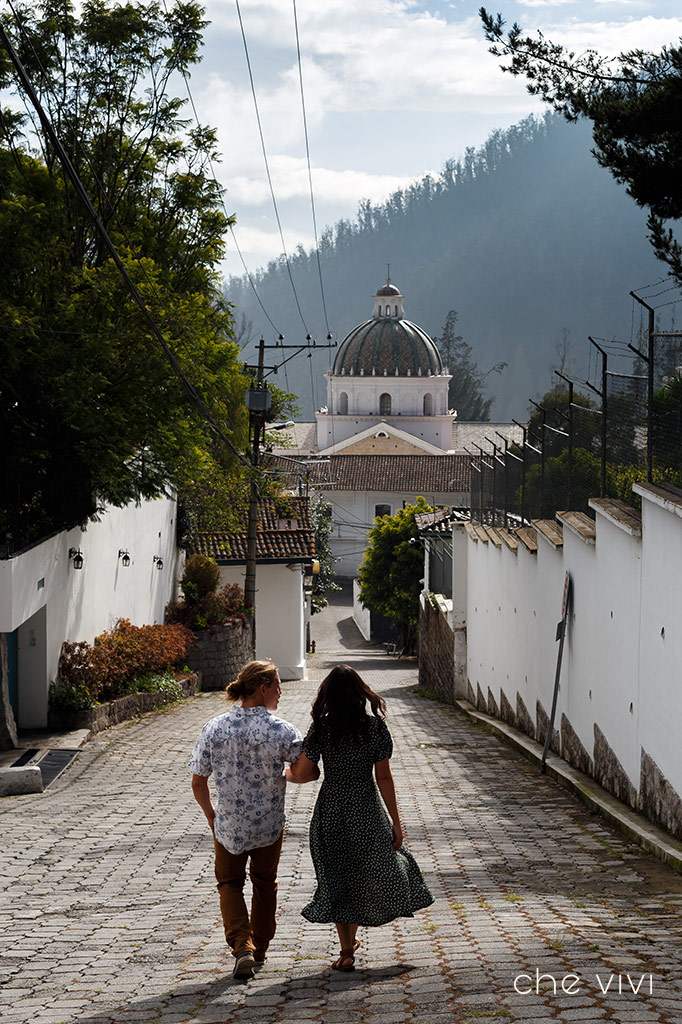 Couple walking on Guapulo's streets