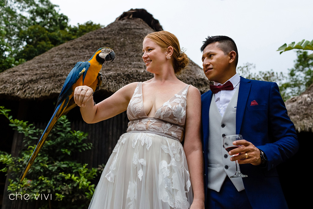 Guacamaya en mano de novia en su boda. Bodas con mascotas.
