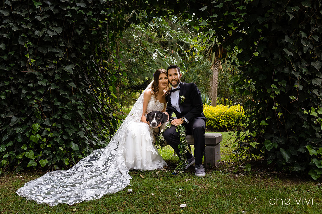 Pareja de recién casados junto a perro en su boda