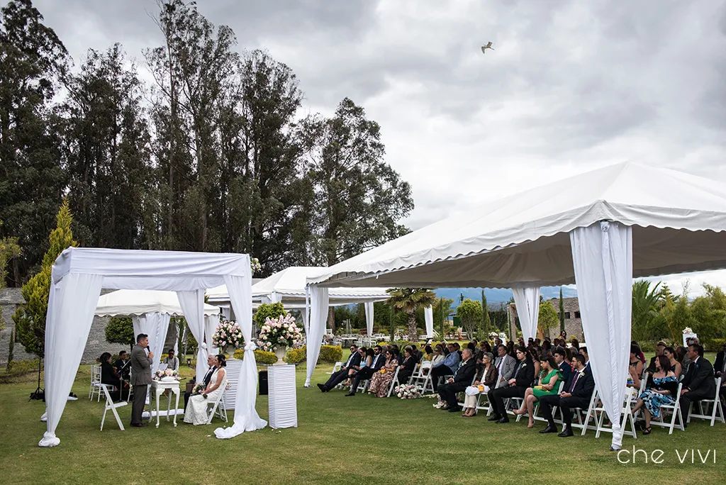 Ceremonia de boda en La Francisca Quito lugar para boda con garza volando.