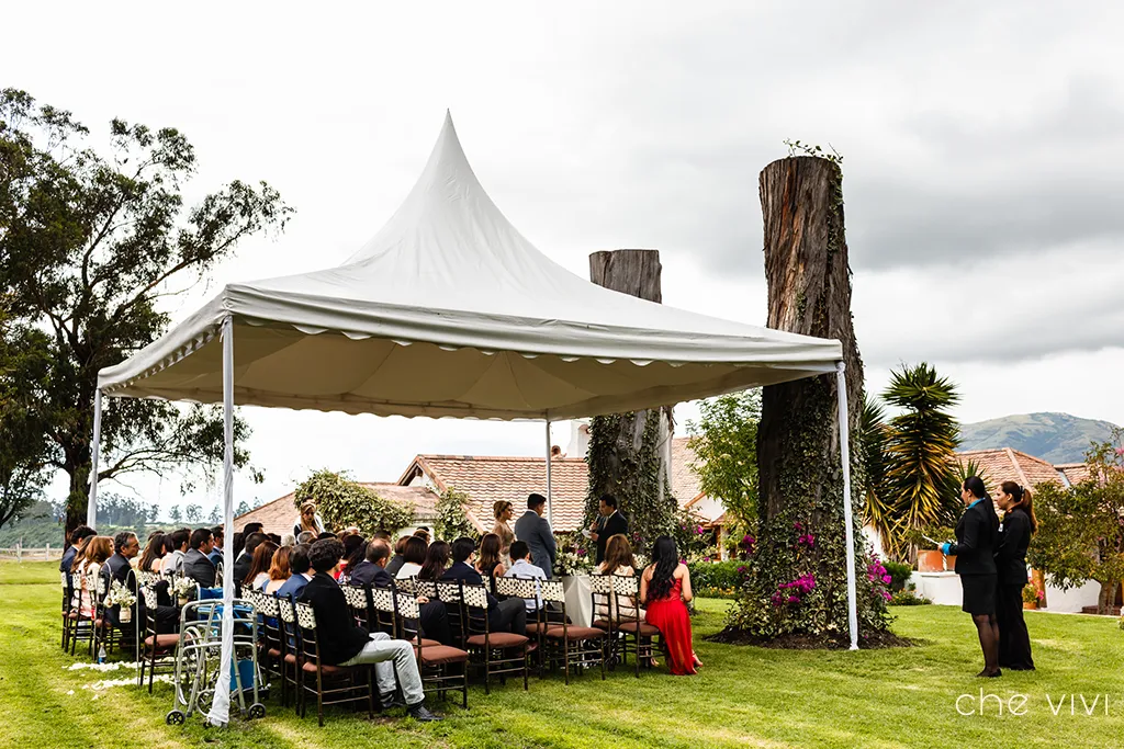 Ceremonia al aire libre boda Puembo Santa Fe