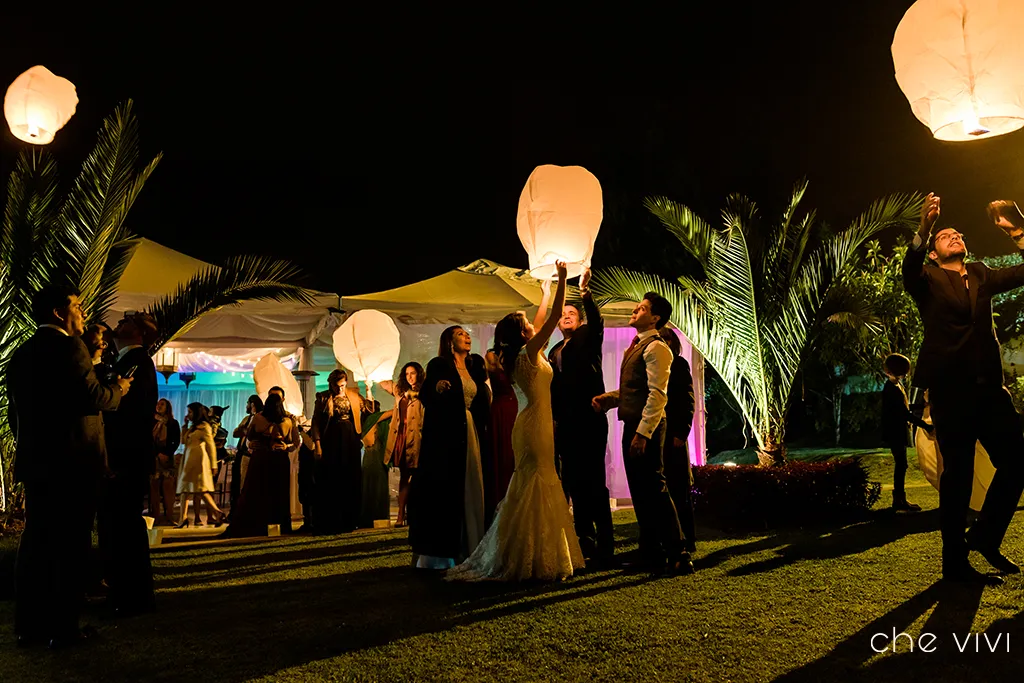 Globos de deseo prendidos a la noche en boda El Alcázar Quito