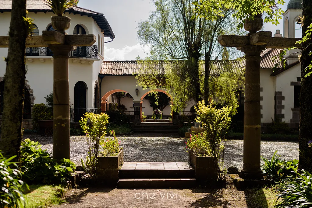 Patio de Hacienda El cortijo Quito.