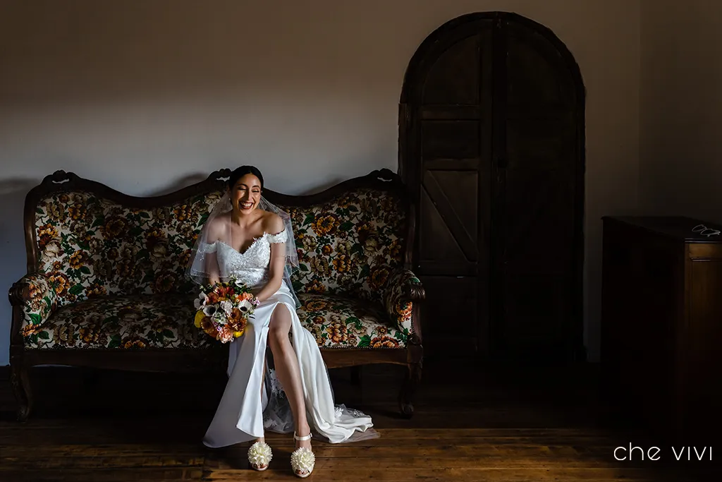 Novia sentada en habitación de hacienda el Cortijo Quito boda