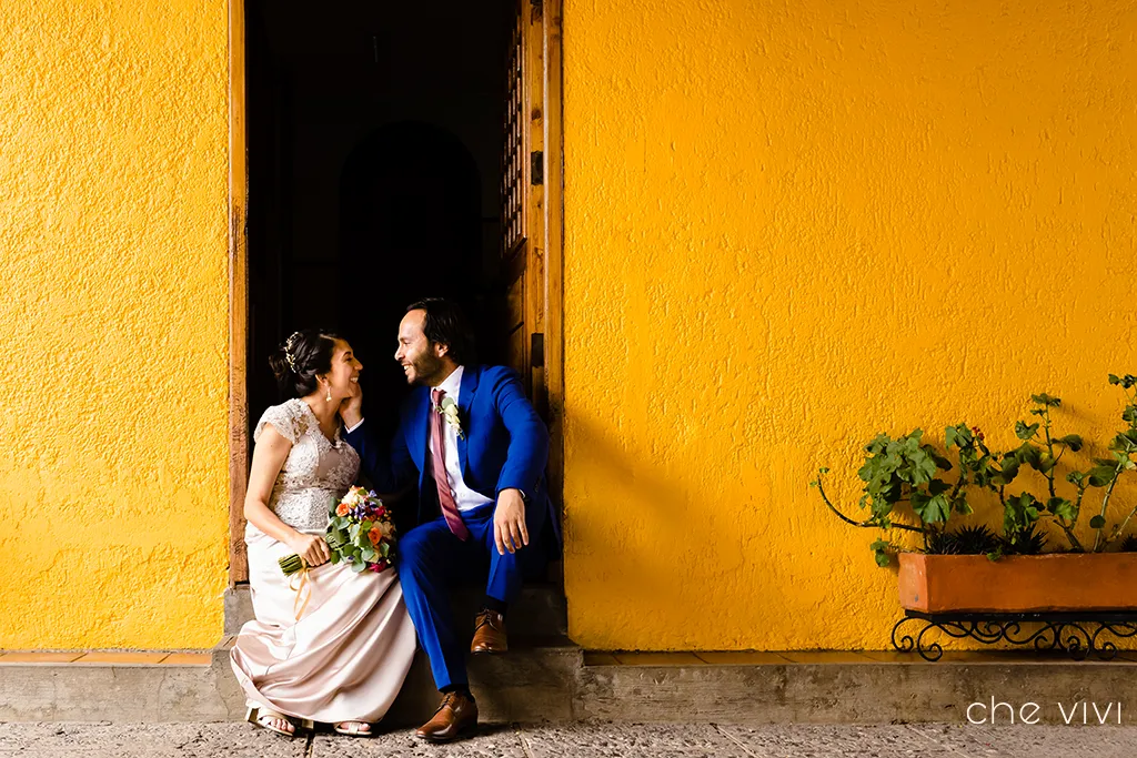 Pareja con pared amarilla en lugar para tu boda jardín de casa Quito.