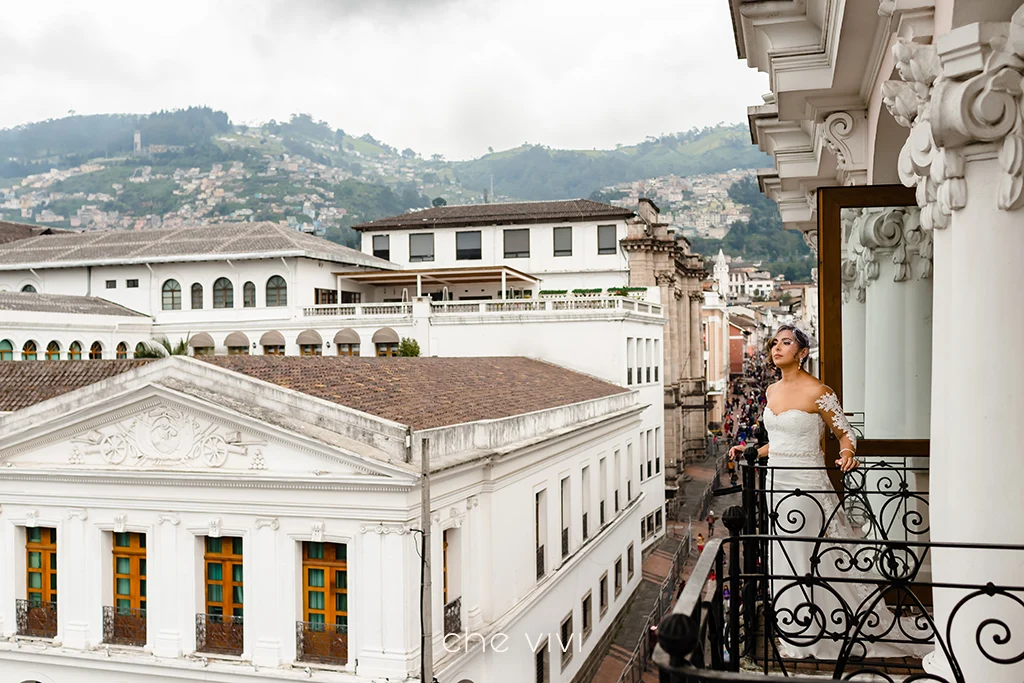 Novia en balcón del Hotel Plaza Grande