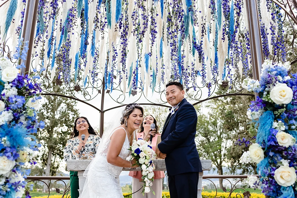 Pareja en ceremonia católica de boda en La Guardia Quito.