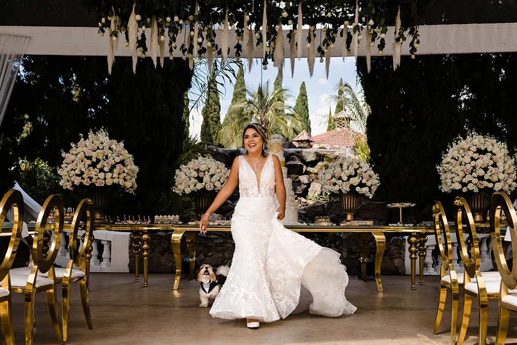 Novia caminando junto a su perro en recepción de boda en La Guardia Quito