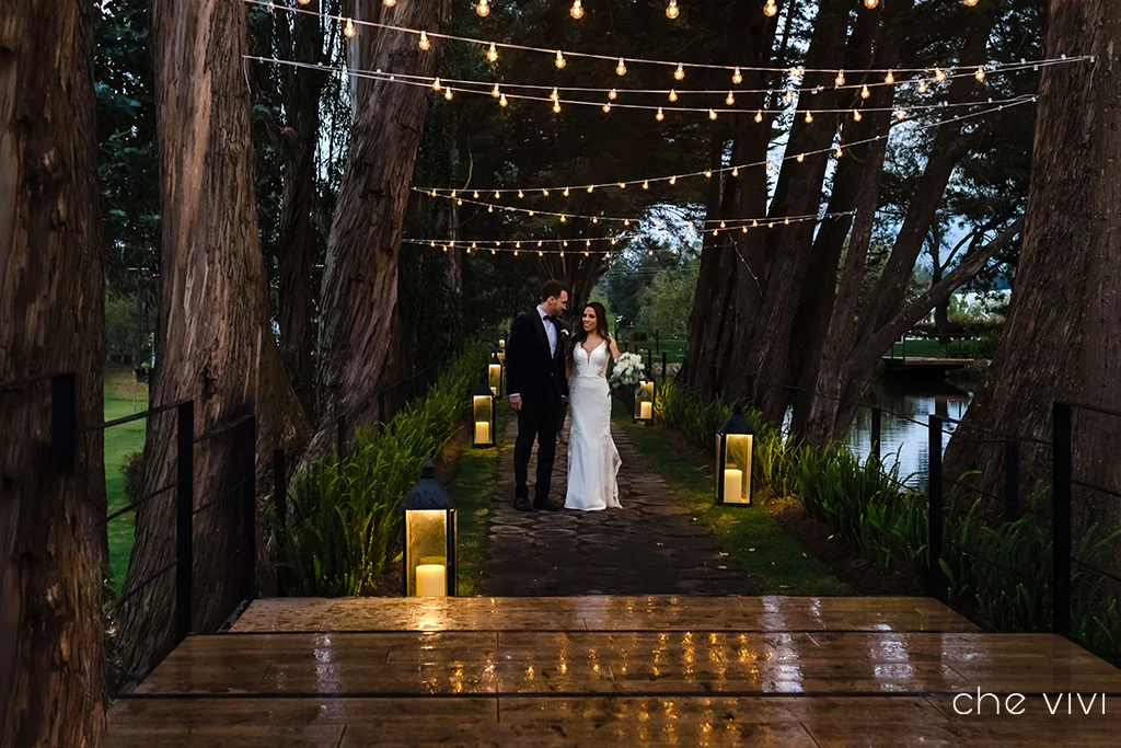 Pareja de recién casados caminando en La Palma Polo Club