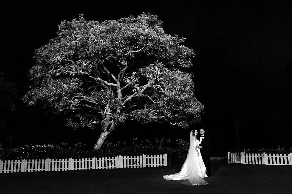 Pareja de recien casados Bajo arbol en campo de golf QTGC