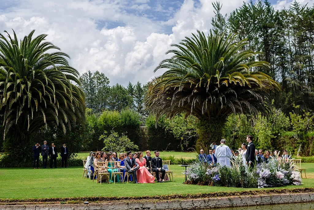 Ceremonia de boda en jardin con arboles de la Casona de Puembo