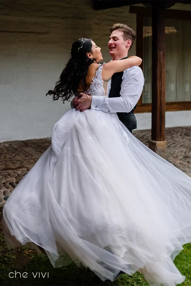 Pareja bailando y riendo en día de su boda