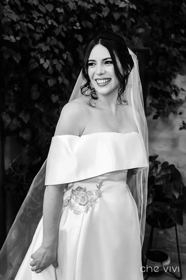 Retrato de novia muy feliz en Condado Tenis y Golf Club