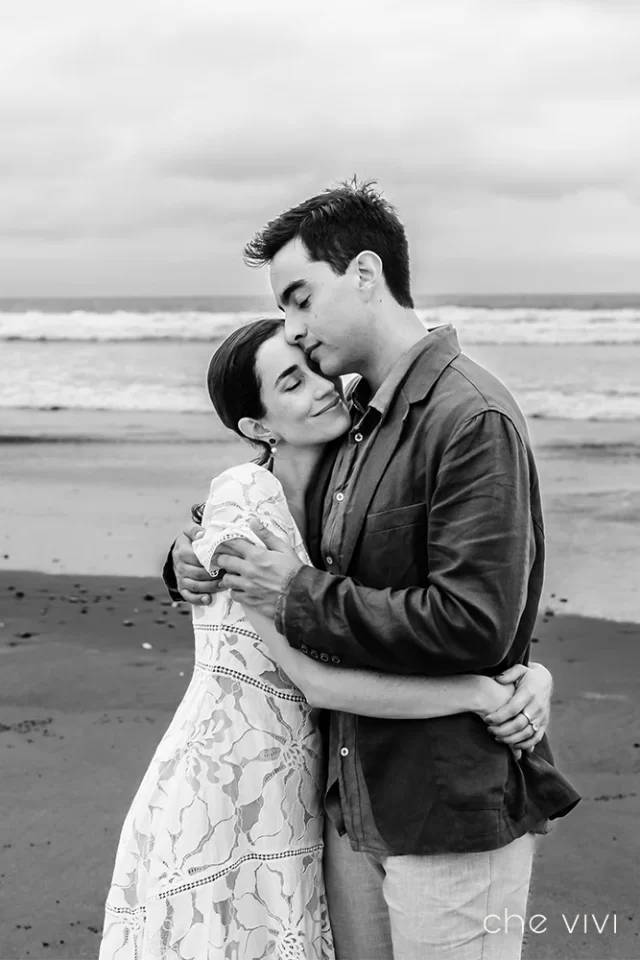 Pareja abrazándose románticamente en Las Tanusas, Manabí, Ecuador.