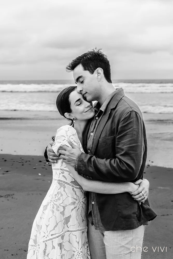 Pareja abrazándose románticamente en Las Tanusas, Manabí, Ecuador.