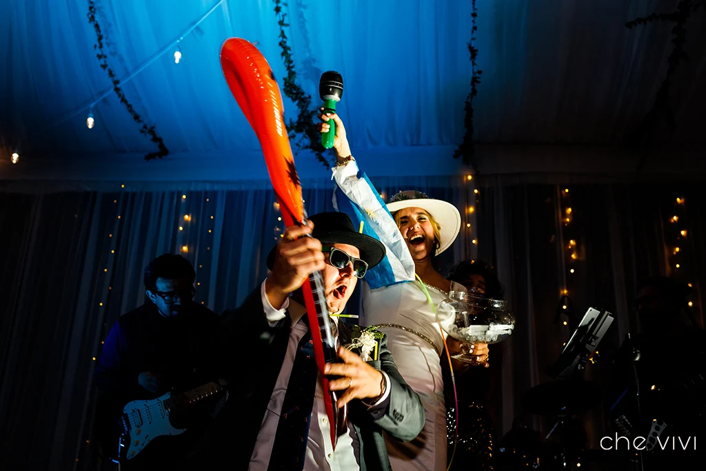 Pareja de recién casados celebrando como estrellas de rock en su fiesta de boda en La guardia, Quito.