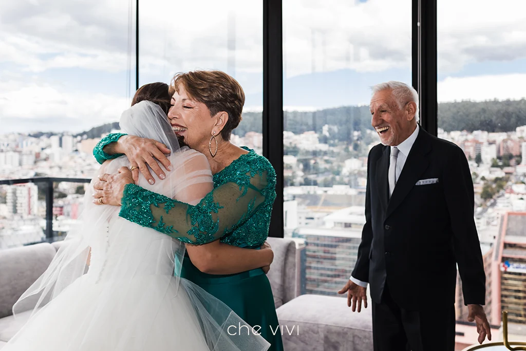 Madre y padre de la novia abrazando a su hija antes de ir a la ceremonia de boda.