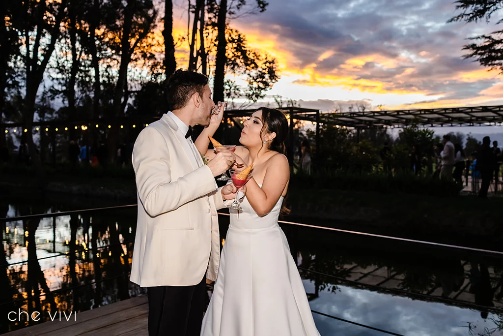 Novia da de comer a su novio en un atardecer en La Palma Polo Club.