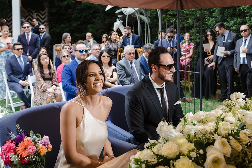 Pareja en su ceremonia civil de matrimonio.