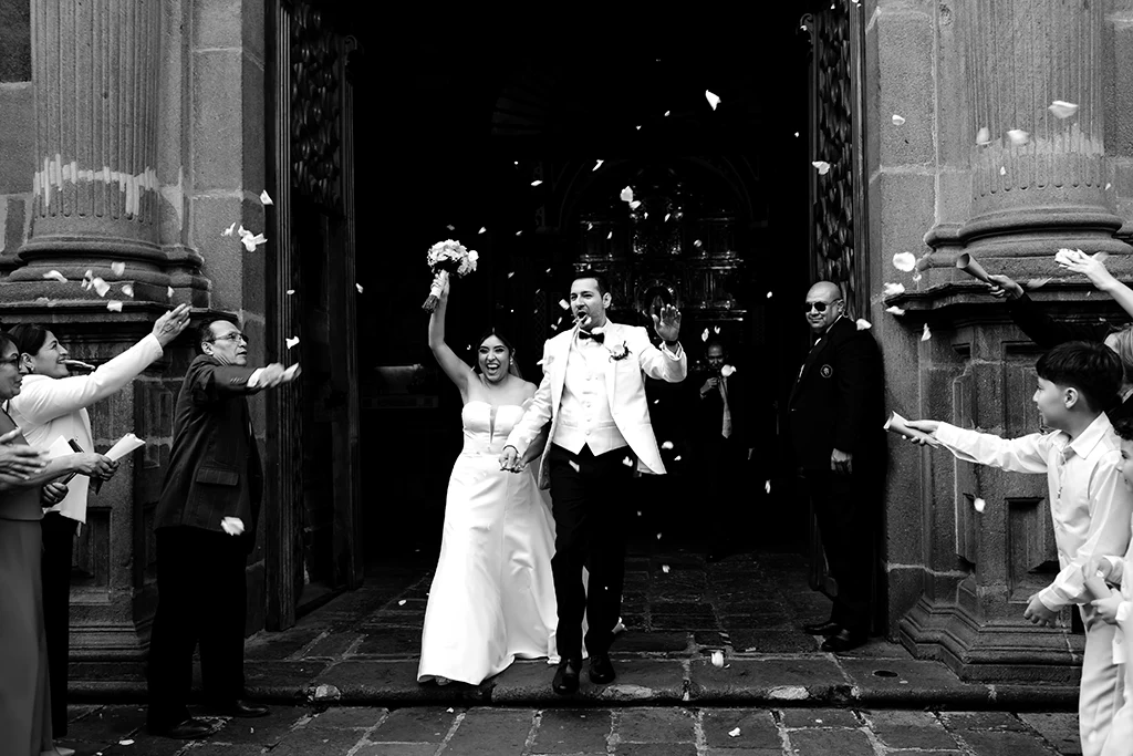 Pareja de recién casados saliendo de la Iglesia de Guapulo en Quito