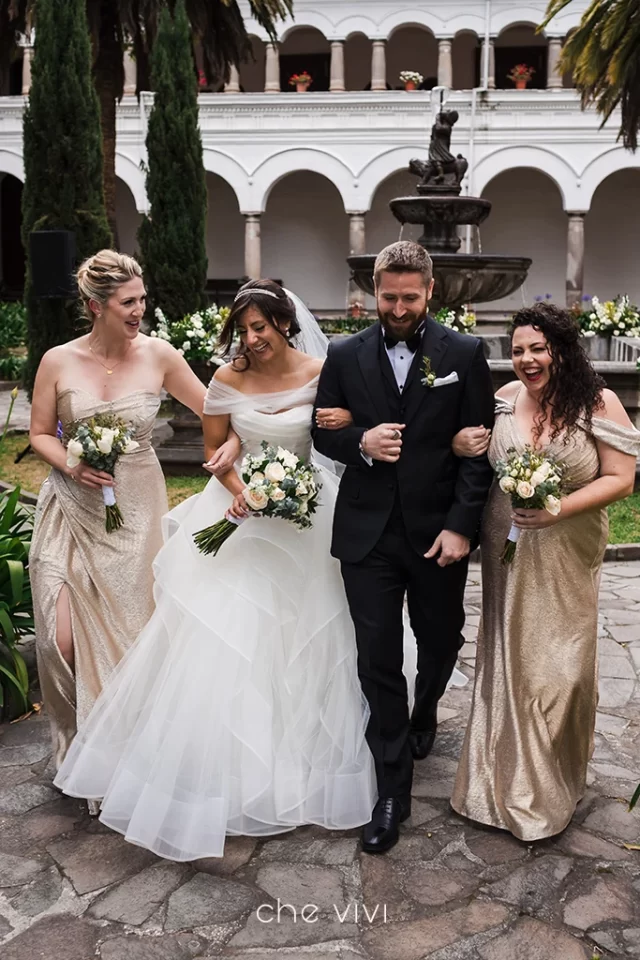 Pareja de recién casados y damas de honor riendo