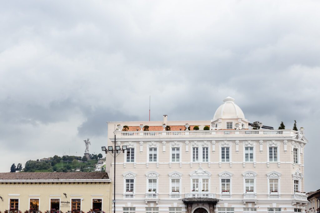Vista arquitectónica del Hotel Casa Gangotena en la Plaza San Francisco de Quito bajo un cielo nublado. Uno de los lugares más icónicos y románticos para pedir la mano en Ecuador, documentado por Che Vivi.
