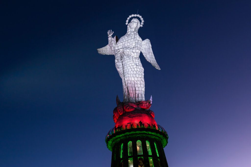 La Virgen del panecillo de Quito como fondo para una pedida de mano en Pim's Restaurante