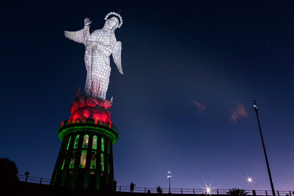 La Virgen del Panecillo iluminada bajo el cielo nocturno de Quito. Un escenario majestuoso y lleno de fe para sellar una promesa de amor en lo alto de la ciudad.