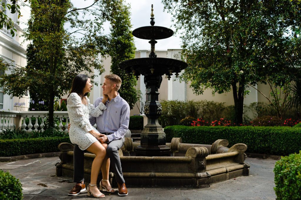 Pareja feliz en su día de compromiso en el Hotel Gangotena de Quito.
