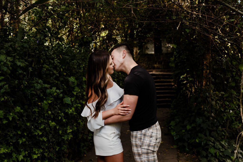 Beso romántico en el Parque de Guapulo. En Che Vivi hacemos que te sientas tú misma, sin nada forzado.
