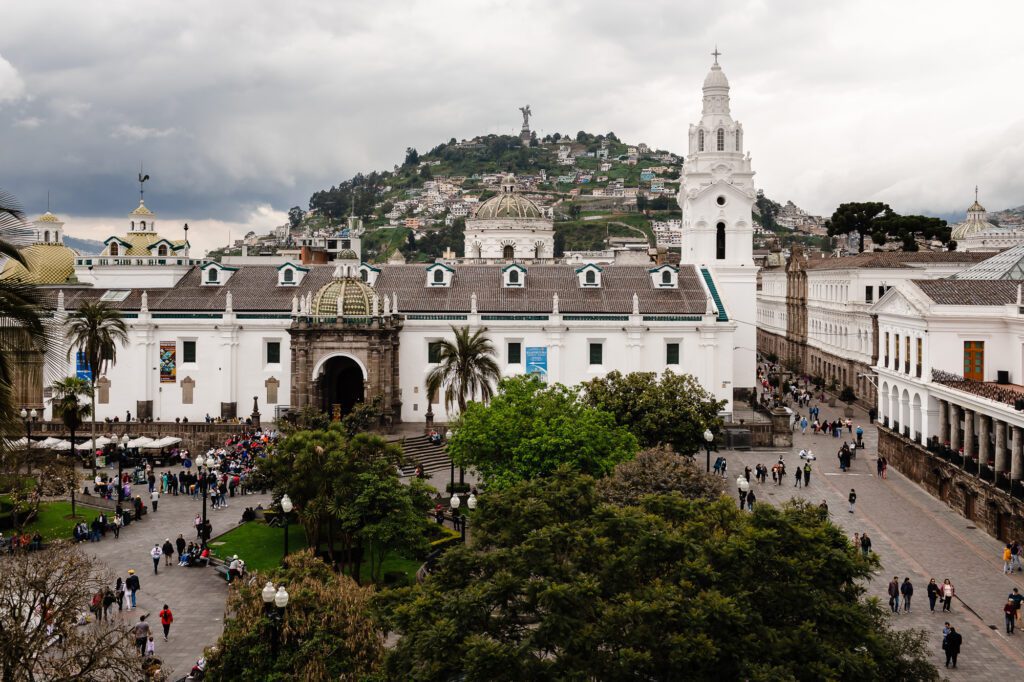 Vista de la Plaza Grande y el Panecillo en Quito.